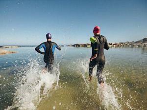 Dlaczego warto łączyć trening biegowy z pływaniem